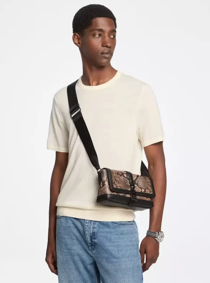 Mała torebka na ramię Cyrus z wytłoczonym wężem