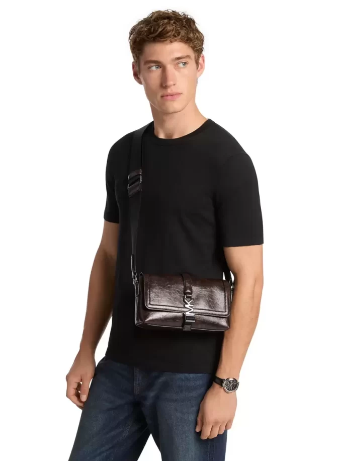 Mała, zniszczona torba na ramię Cyrus