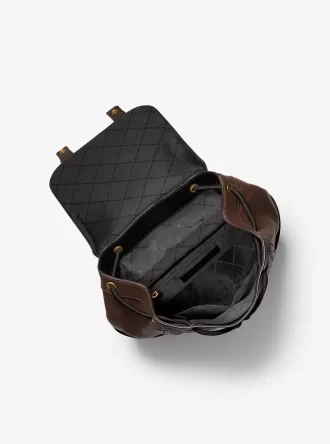 Plecak Colby Medium z wytłoczonym logo i polerowaną skórą