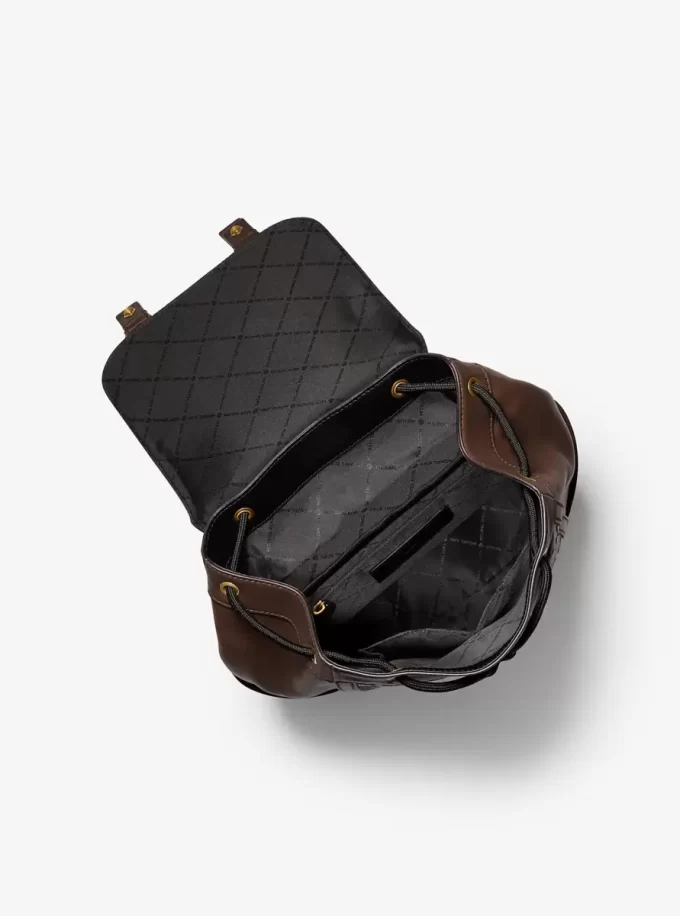 Plecak Colby Medium z wytłoczonym logo i polerowaną skórą