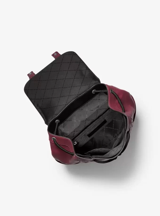 Plecak Colby Medium z wytłoczonym logo i polerowaną skórą