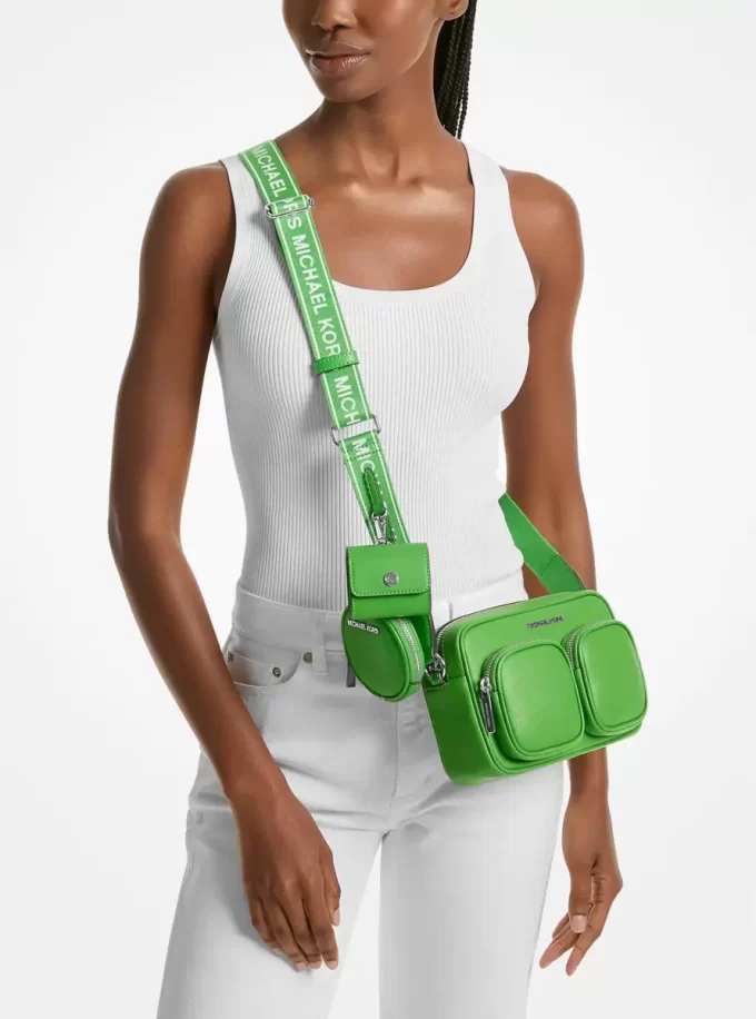 Średniej wielkości skórzana torba typu crossbody Jet Set z etui na Apple Airpods Pro®