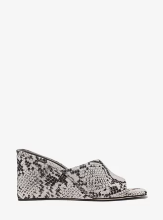 Sandały na koturnie ze skóry tłoczonej wężem Merriam