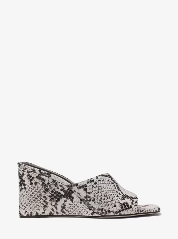 Sandały na koturnie ze skóry tłoczonej wężem Merriam