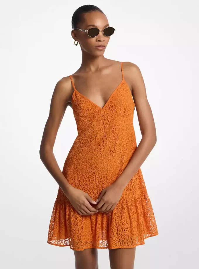 Sukienka mini z koronki z kwiatowym wzorem i sznurkiem