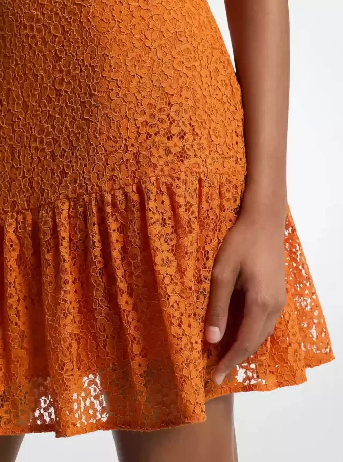 Sukienka mini z koronki z kwiatowym wzorem i sznurkiem