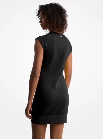 Sukienka sweterkowa z żakardowym rękawem i logo