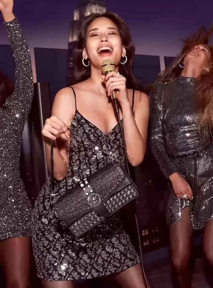 Sukienka wiskozowa z cekinami i rozciągliwą fakturą węża Sukienka wiskozowa z cekinami i rozciągliwą fakturą węża