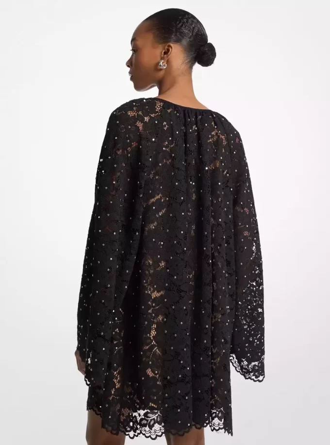 Sukienka z koronki z ćwiekami i kwiatowym wzorem w serek