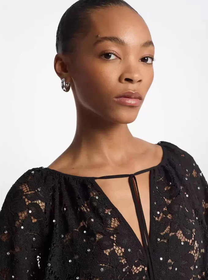 Sukienka z koronki z ćwiekami i kwiatowym wzorem w serek