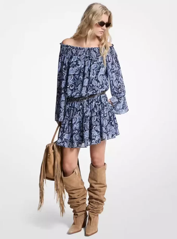 Sukienka z odkrytymi ramionami i wzorem paisley żorżeta