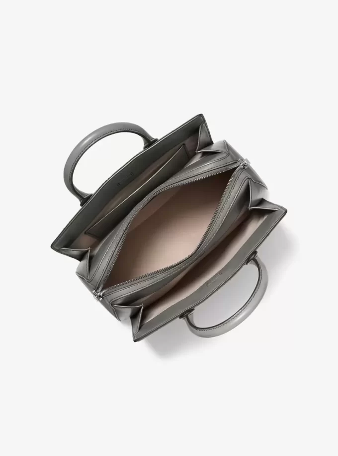 Torba Laila Medium z wytłoczonym logo i polerowaną skórą