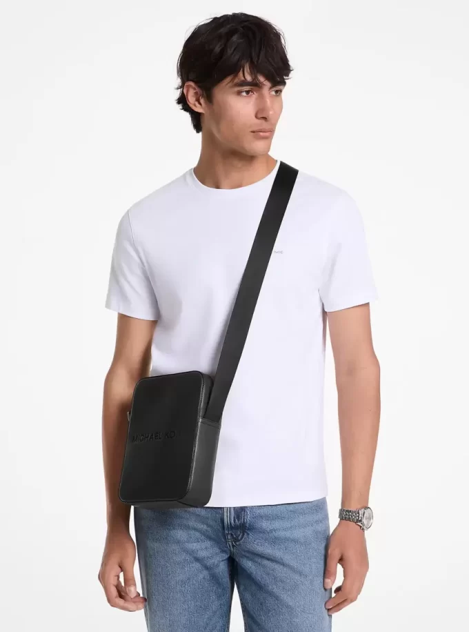 Torba listonoszka z wytłoczonym logo Coopera ze skóry groszkowanej