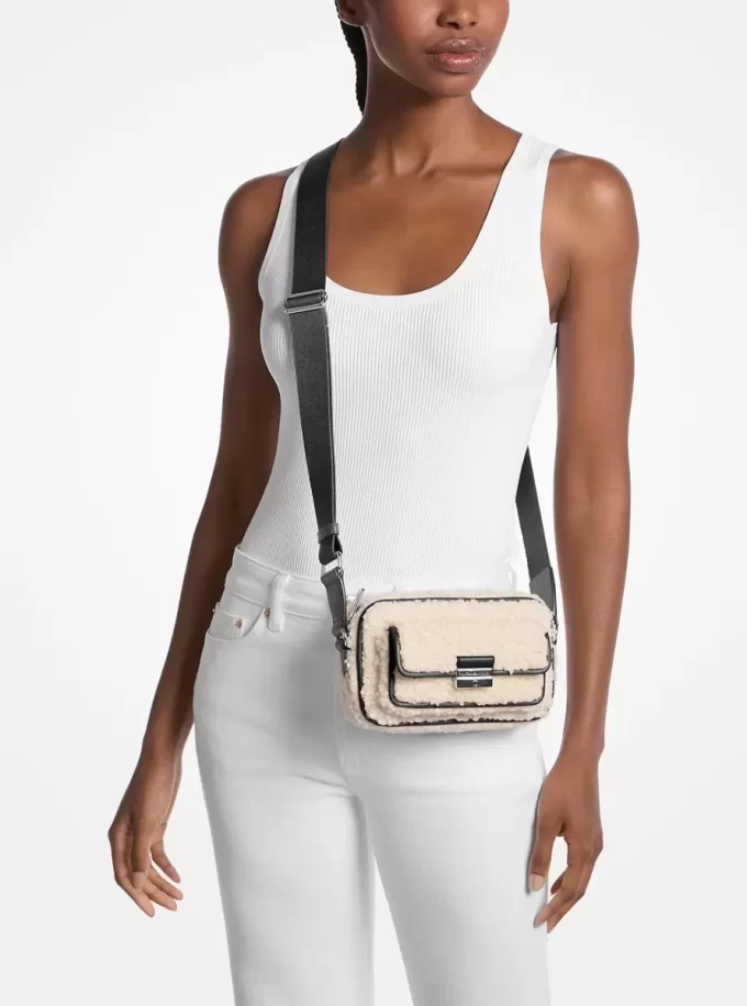 Torba na ramię Bradshaw Extra-Small z imitacji skóry kożucha na aparat