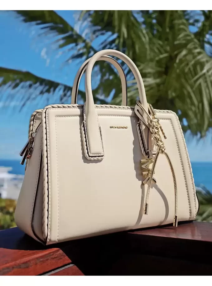 Złota i metaliczna zawieszka do torebki z plecionego sznurka